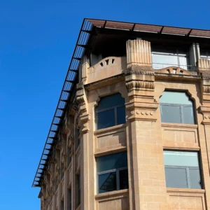 Fachada de un edificio histórico de piedra