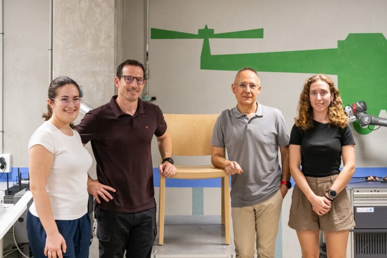 Equipo investigador de la UPV junto a la célula robótica de pintura de muebles